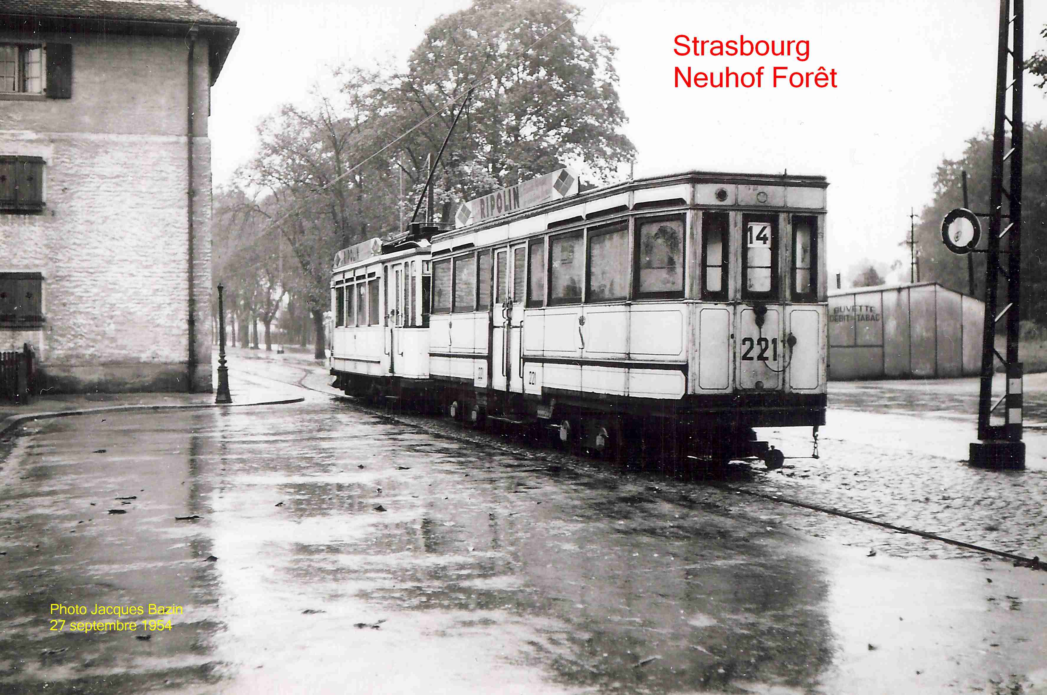 Une motrice et une remorque au terminus de Neuhof-For�t.